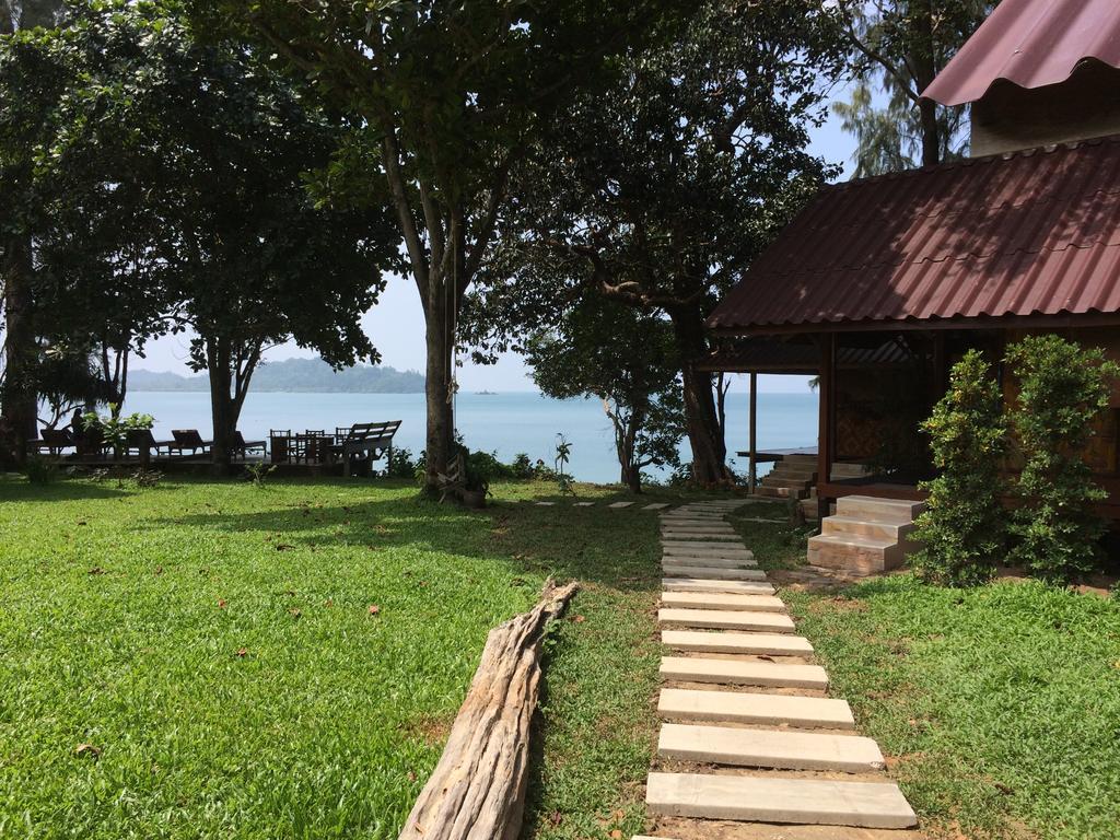 Starlight Beach Resort Koh Phayam Exterior photo